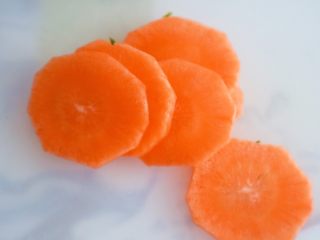 4、宝宝辅食之时蔬厚蛋烧,胡萝卜我们不需要太多,几片就可以,同样切丁丁