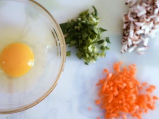 5、宝宝辅食之时蔬厚蛋烧,磕开鸡蛋,所有蔬菜切好,这里面蔬菜可以根据自己喜欢还可以放只虾哦,因为我家宝宝感冒没给放