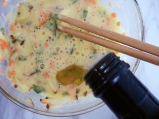 9、宝宝辅食之时蔬厚蛋烧,最后可以放几克橄榄油,胡萝卜需要用油才能发挥所需要的营养