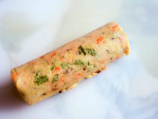 17、宝宝辅食之时蔬厚蛋烧,完成后放在菜板上开始切