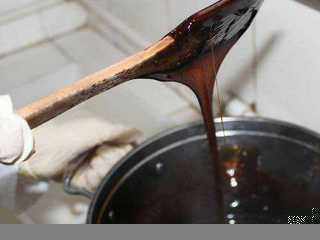 5、阿胶糕（纯手工制作）,小火一直熬制至挂旗（如图），这一步对于阿胶糕的制作时尤为重要的，这关系到黄酒有没有充分的挥发，这一步做不好很容易导致做出来的阿胶糕松软。