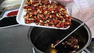 6、阿胶糕（纯手工制作）,将电磁炉调制保温状态，放入事前称量好的核桃仁、大枣、枸杞、巴旦木大杏仁，并搅拌均匀。（注意：这时不要放入黑芝麻，否则搅拌将会非常困难）