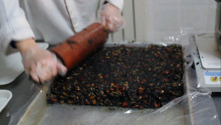 9、阿胶糕（纯手工制作）,将阿胶糕趁热压平（无论用什么工具将阿胶糕压平都要在工具上抹上一点凉水，否则阿胶糕会粘在工具上不走啦），然后就在阿胶糕上铺一层膜保持阿胶糕的卫生，就可以放在避光阴凉处让它自己凝固成型了~（一般为三天三夜）