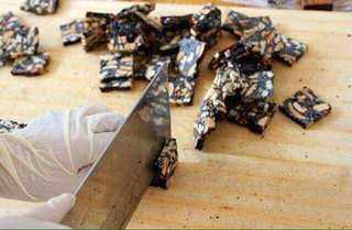 10、阿胶糕（纯手工制作）,成功了！切块！是不是颗颗果仁看得见啊？地地道道，真材实料！