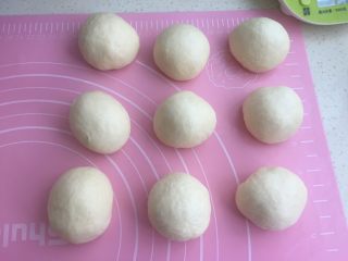 3、奶油面包卷,排气后，分成均匀9份。搓圆松弛10分钟