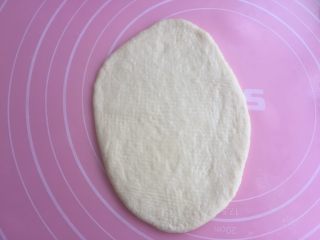 4、奶油面包卷,取一个松弛好的擀成椭圆形