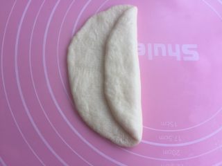 5、奶油面包卷,从一边向中间折1/3