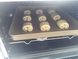 10、奶油面包卷,放入烤箱室温发酵（冬天的话温度调到35度这样）。烤箱底放碗热水保湿。