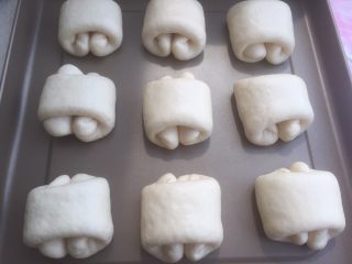 11、奶油面包卷,发到1.5--2倍这样拿出。烤箱预热上下火170度。（发酵时间根据温度不同有变化，所以最好看状态）夏天一般二发25-30分钟够了。