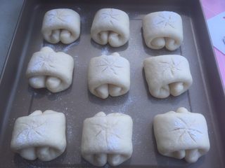 13、奶油面包卷,如图。