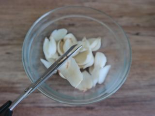 6、夏日消暑甜汤,百合一瓣一瓣剥下 剪去不好的部分