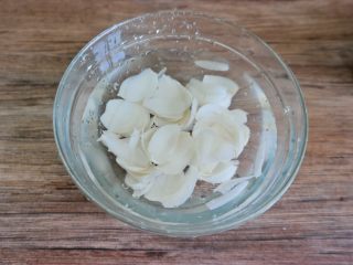 7、夏日消暑甜汤,百合洗净泡水备用