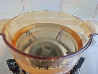 8、夏日消暑甜汤,锅内放水