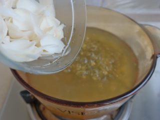 13、夏日消暑甜汤,煮15分钟倒入百合 与 冰糖 盖上盖子在煮15分钟