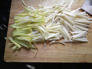 2、韭黄炒鸡蛋,韭黄清洗干净，切段