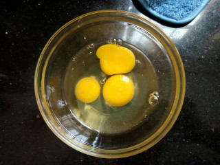 3、韭黄炒鸡蛋,鸡蛋打入碗中
