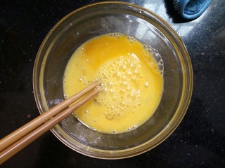 4、韭黄炒鸡蛋,加少量料酒和盐打匀。