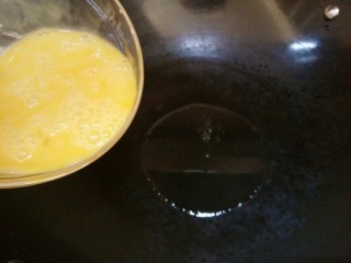 5、韭黄炒鸡蛋,锅内油烧热，倒入鸡蛋液。