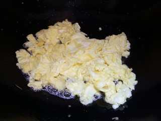 6、韭黄炒鸡蛋,炒八成熟即可