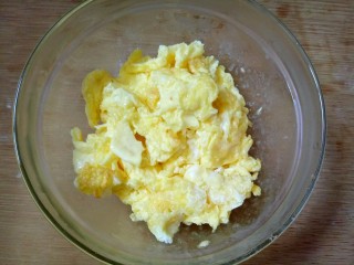 7、韭黄炒鸡蛋,炒好鸡蛋先盛出