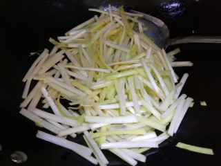 8、韭黄炒鸡蛋,锅内再加少量油，放入韭黄翻炒