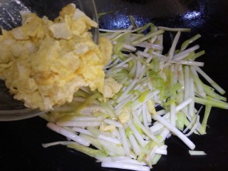 9、韭黄炒鸡蛋,韭黄很容易熟，炒1~2分钟就可以加入刚才炒好的鸡蛋。