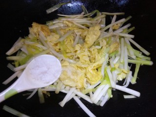 10、韭黄炒鸡蛋,加点盐，鸡精调味一下。打蛋液已经放了盐，这一步盐不用放太多避免太咸。