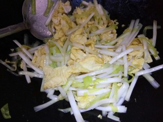 11、韭黄炒鸡蛋, 放好调味料炒匀