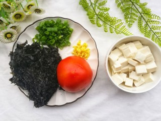 1、紫菜番茄豆腐汤,紫菜泡水洗净,嫩豆腐切小块。