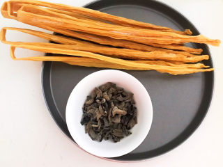 1、腐竹炒木耳,准备食材：腐竹和木耳