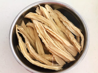 2、腐竹炒木耳,把腐竹用冷水泡发4个小时左右，腐竹没有硬结即可