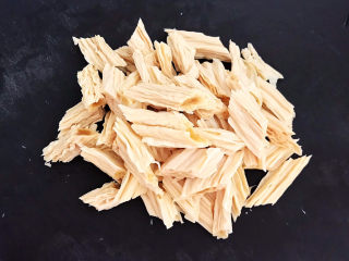 3、腐竹炒木耳,把泡发好的腐竹切成小段