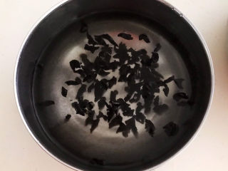 4、腐竹炒木耳,木耳用冷水泡发1个小时左右即可