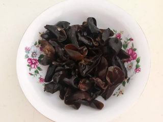 5、腐竹炒木耳,把泡发好的木耳清洗干净，沥干水份