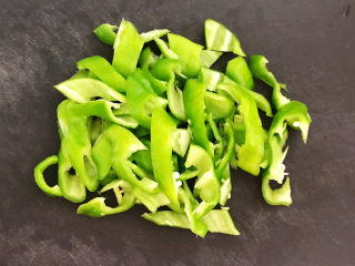 7、腐竹炒木耳,去蒂去籽切成小片