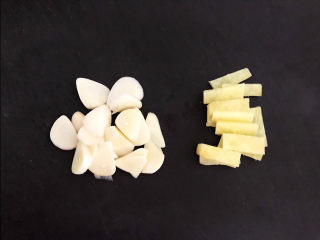 8、腐竹炒木耳,大蒜和鲜姜切成小片