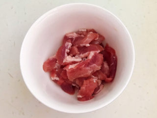 9、腐竹炒木耳,猪肉切成小片