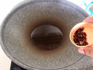 11、腐竹炒木耳,炒锅烧热后加入花生油，油烧热后加入花椒粒，炒出香味