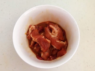 10、腐竹炒木耳,加入玉米淀粉和生抽，抓匀后腌制10分钟