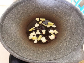 12、腐竹炒木耳,加入蒜和姜，炒出香味