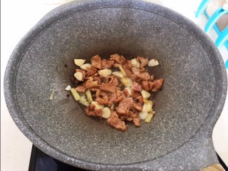 13、腐竹炒木耳,加入猪肉片，煸炒至变色