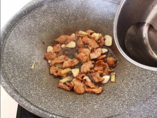 14、腐竹炒木耳,加入1勺开水，烧2分钟