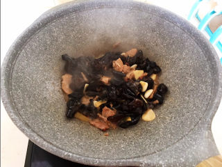 15、腐竹炒木耳,加入木耳，翻炒均匀