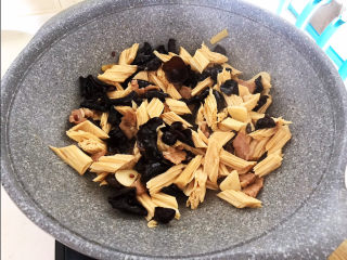 16、腐竹炒木耳,加入腐竹，翻炒均匀