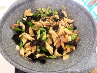 17、腐竹炒木耳,加入螺丝椒，翻炒均匀