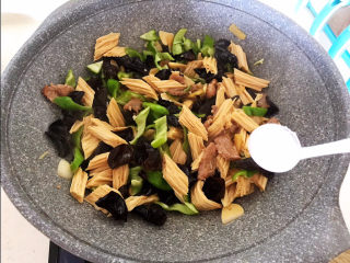 18、腐竹炒木耳,加入精盐调味，翻炒均匀即可