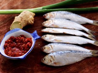 1、剁椒清蒸海鲫鱼,首先备齐所有的食材。