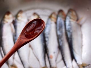 5、剁椒清蒸海鲫鱼,再倒入料酒去除腥味。