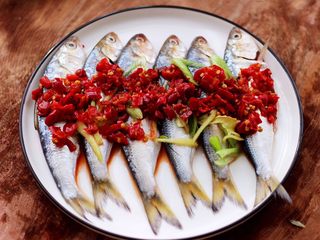 8、剁椒清蒸海鲫鱼,什么铺上剁椒酱。