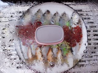 11、剁椒清蒸海鲫鱼,大火蒸8分钟即可关火。